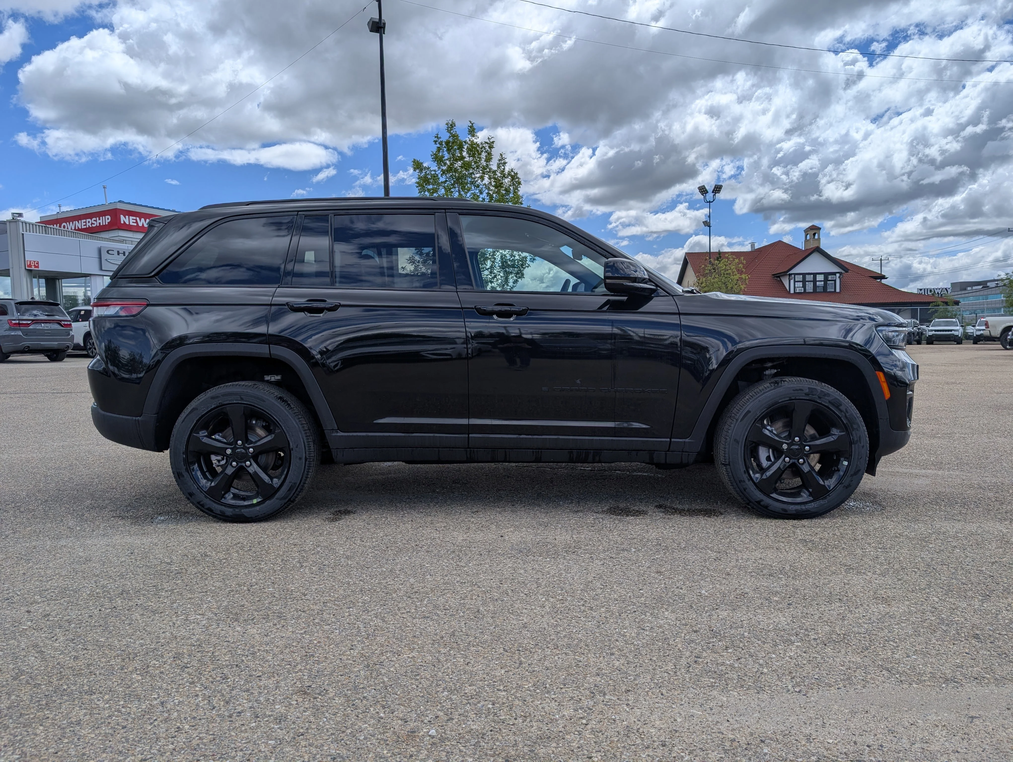 New 2025 Diamond Black Crystal Pearl Jeep Altitude image 8