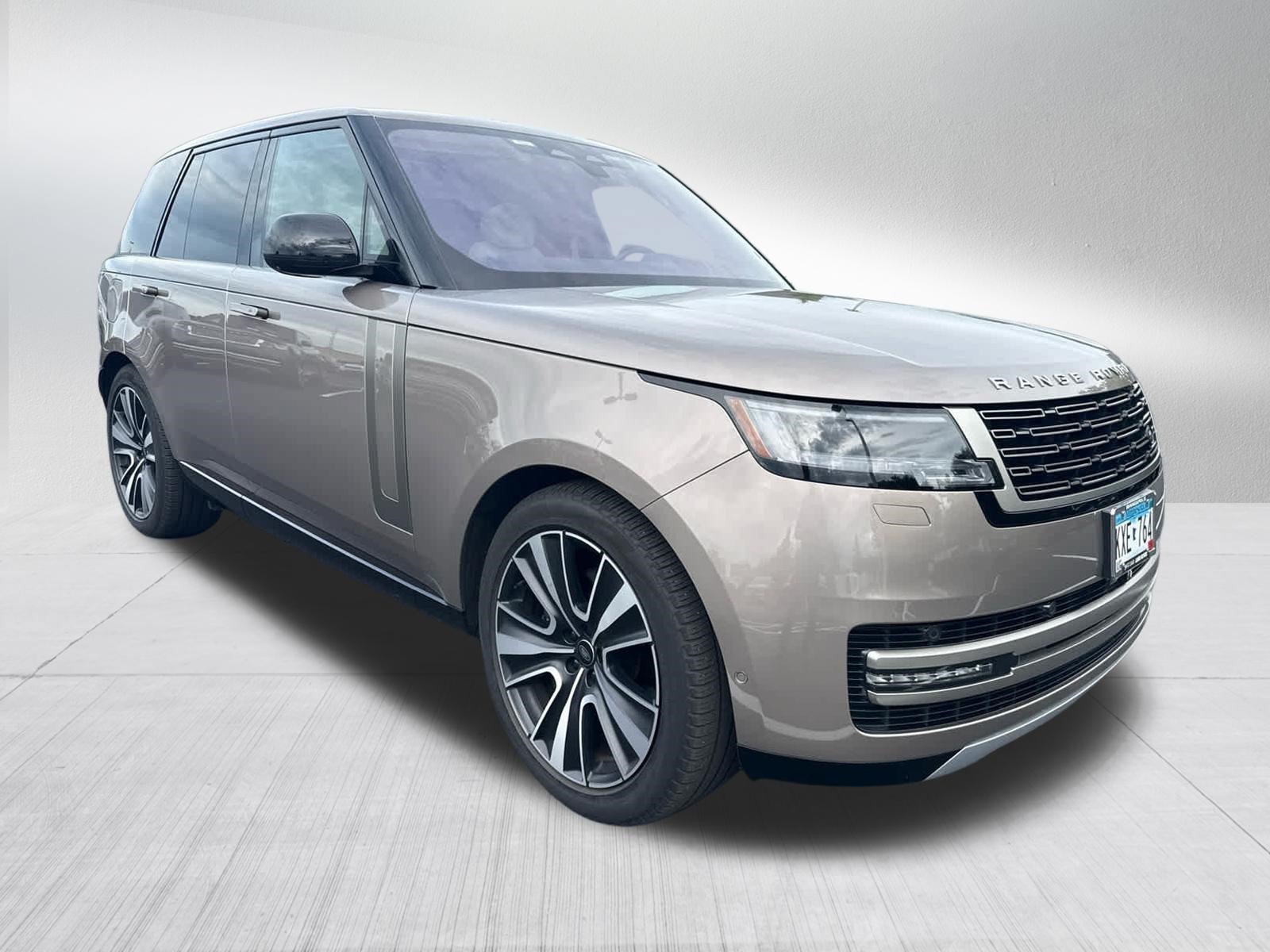 Used 2023 Lantau Bronze Metallic Land Rover SE image 2