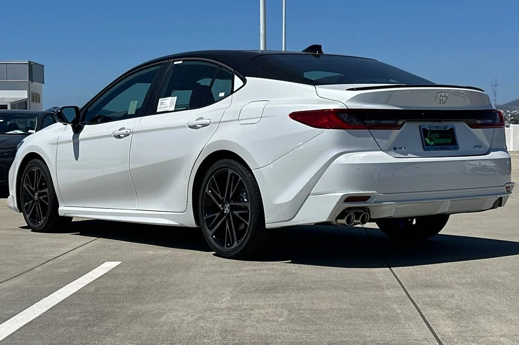 New 2026 Wind Chill Pearl with Midnight Black Metallic roof <sup>1</sup> Toyota  XSE image 6
