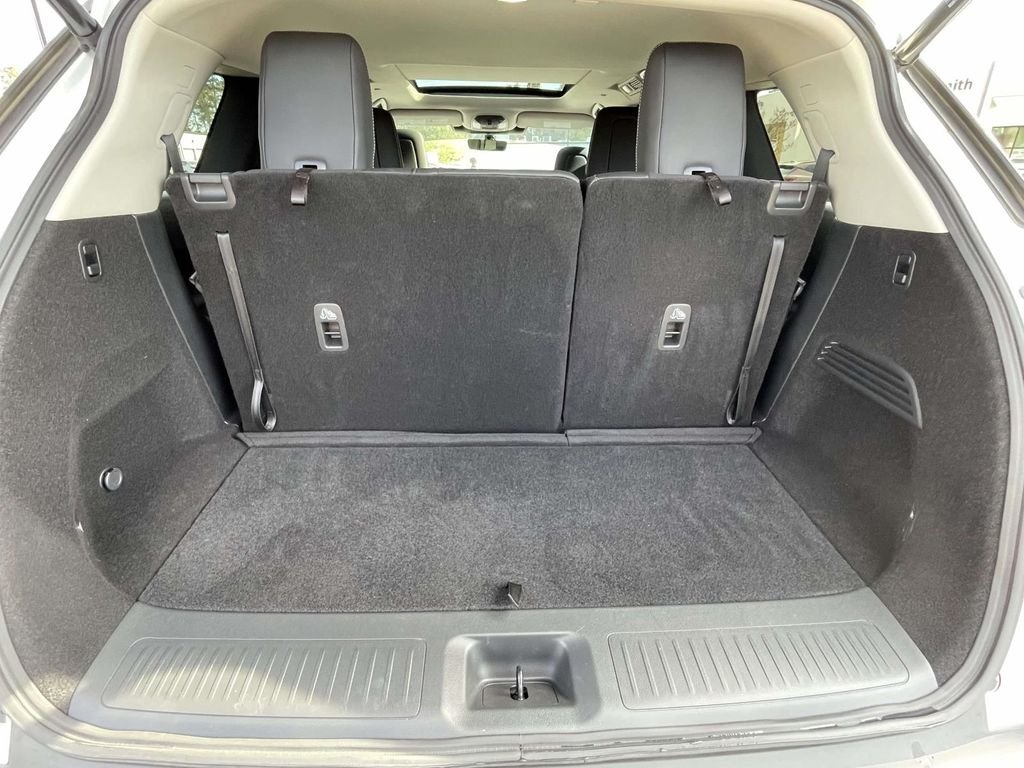 Used 2025 White INFINITI LUXE image 9