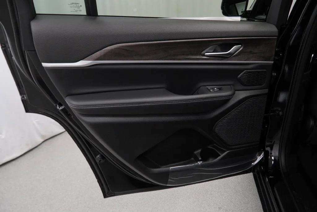 New 2027 High-Gloss Black Paint Jeep Limited image 32