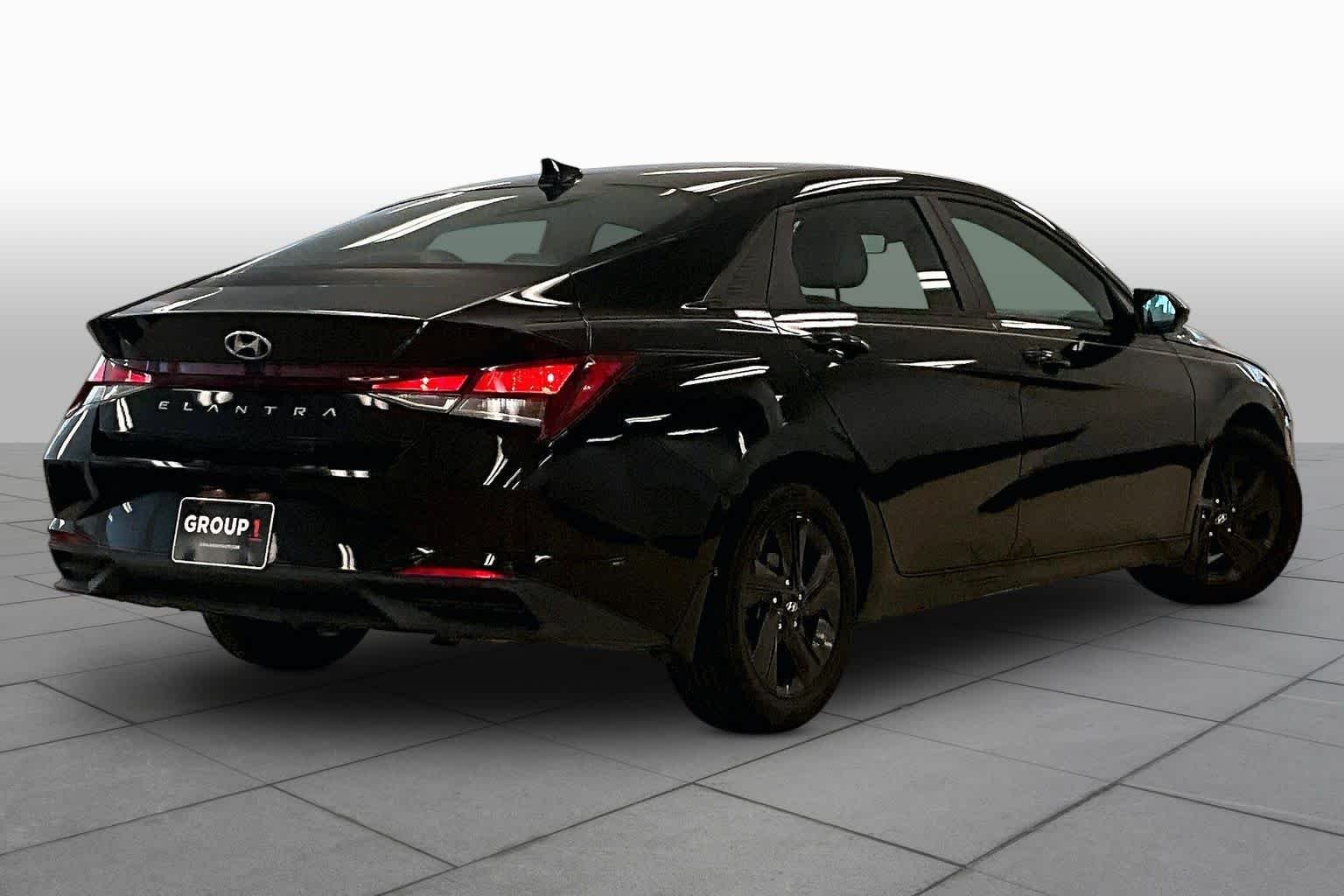 Used 2022 Phantom Black Hyundai SEL image 10