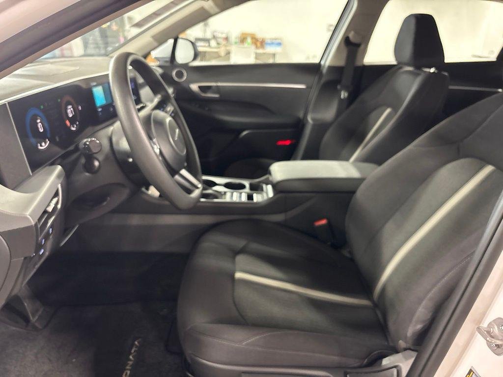 New 2026 White Hyundai SE image 28