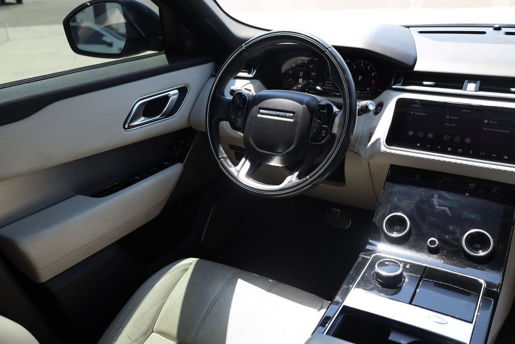 Used 2018 White Land Rover R-Dynamic SE image 19