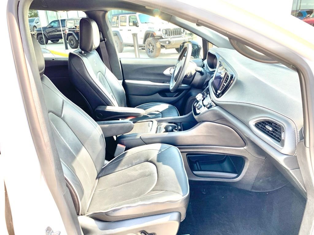Used 2025 White Chrysler Limited image 31