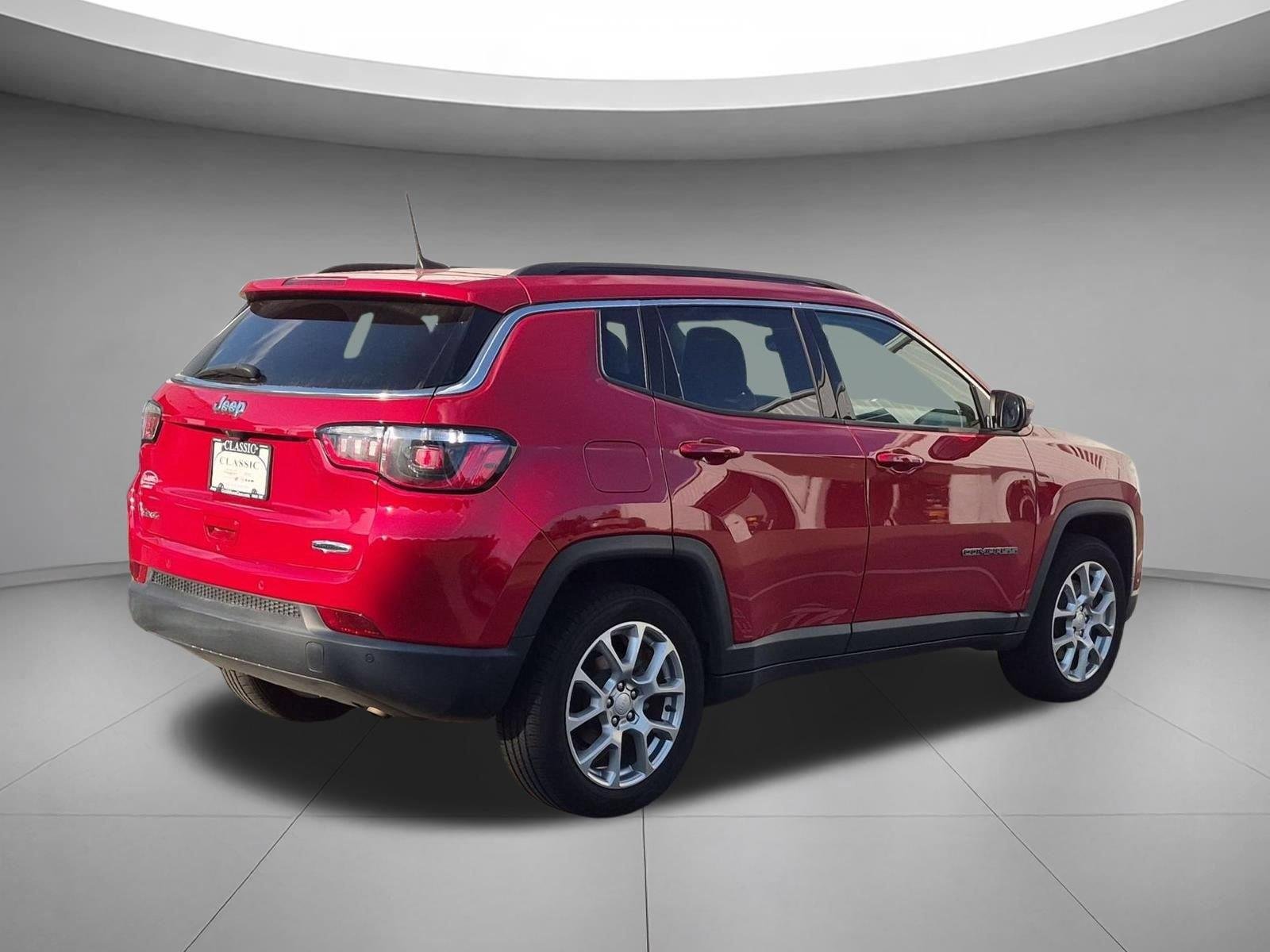 Used 2023 Redline Pearlcoat Jeep Latitude Lux image 5
