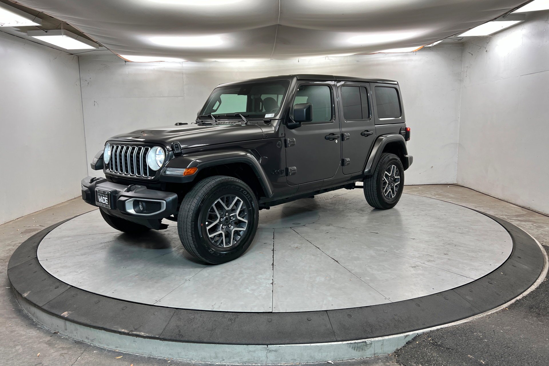 Used 2025 Granite Crystal Metallic Clearcoat Jeep Sahara image 1