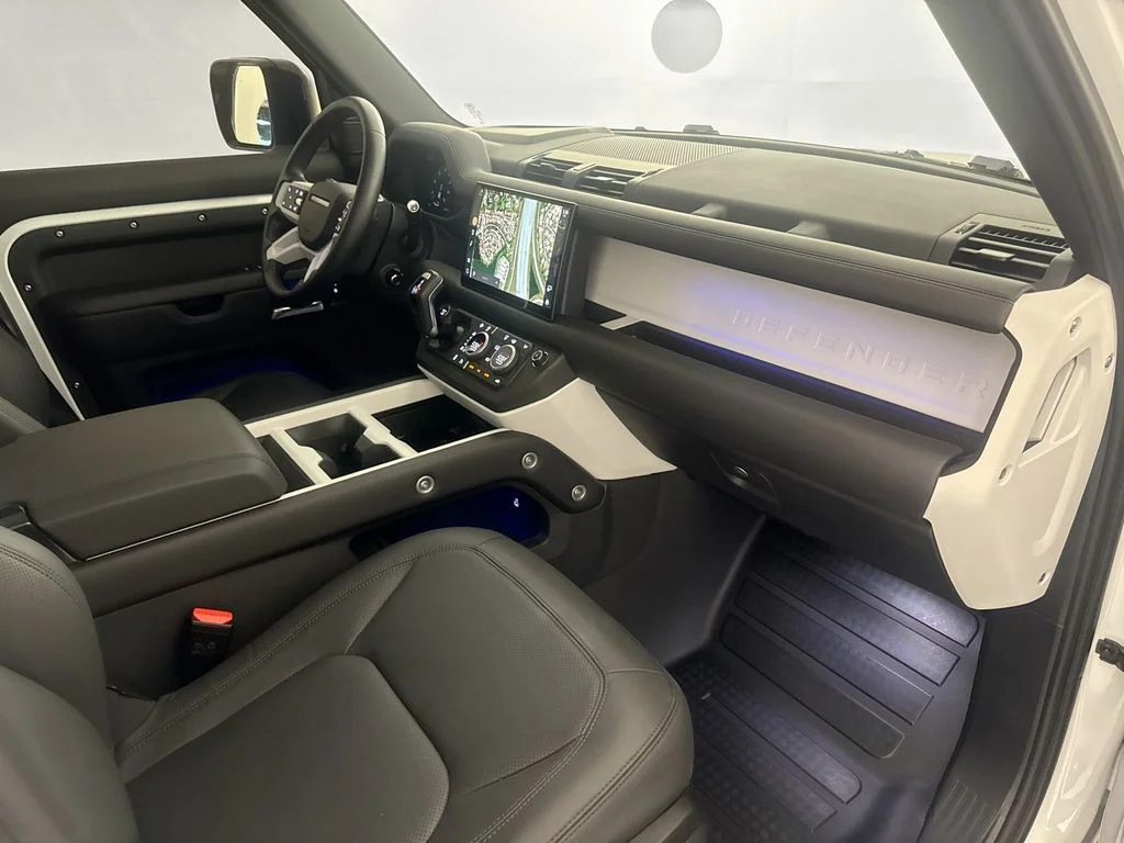 Used 2025 White Land Rover X-Dynamic SE image 28