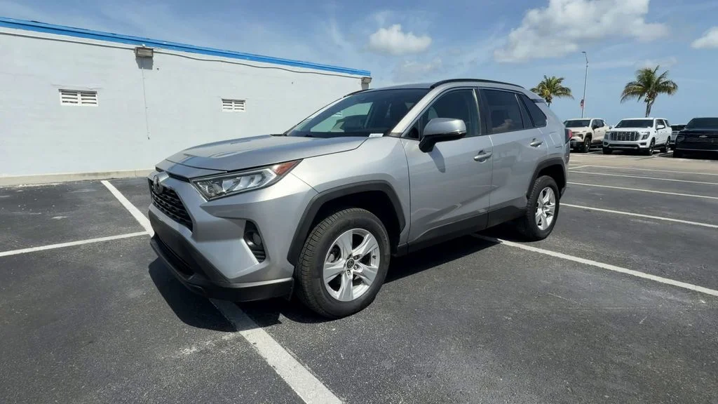 Used 2021 Silver Toyota XLE image 4