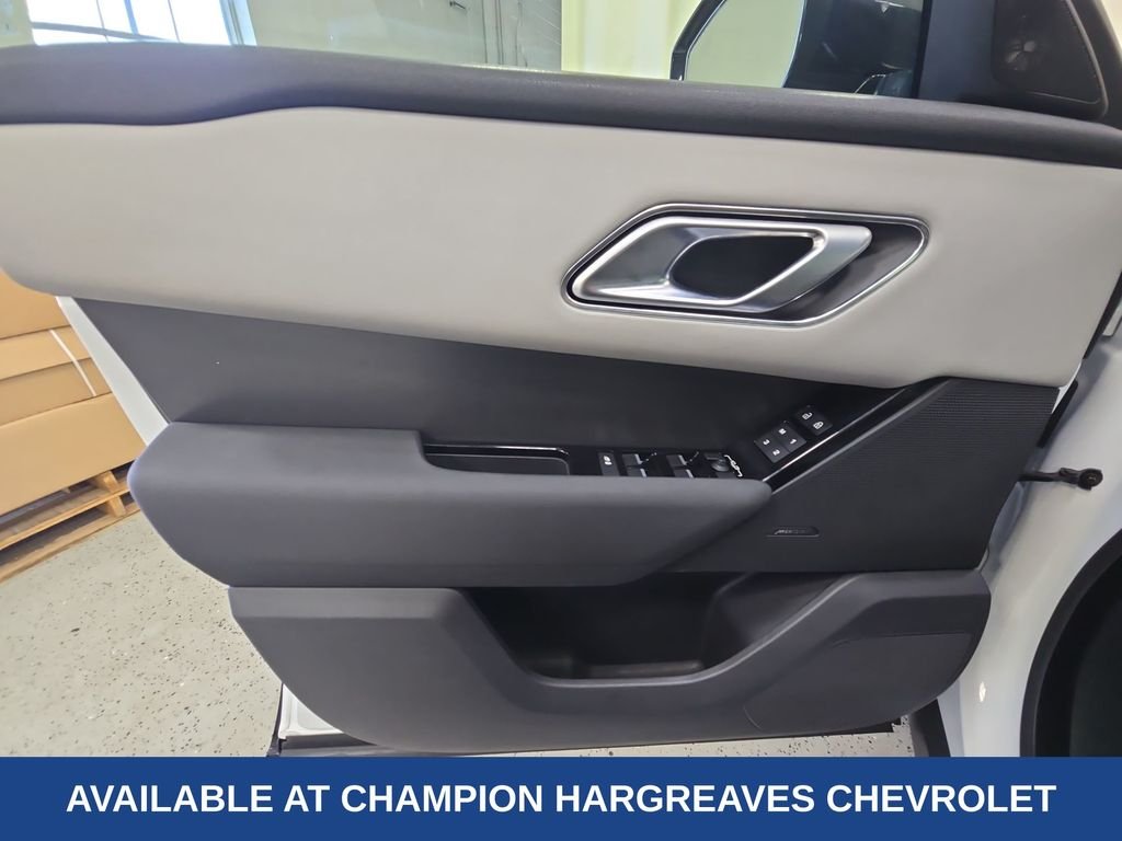 Used 2025 Ostuni Pearl White Metallic Land Rover Dynamic SE image 30
