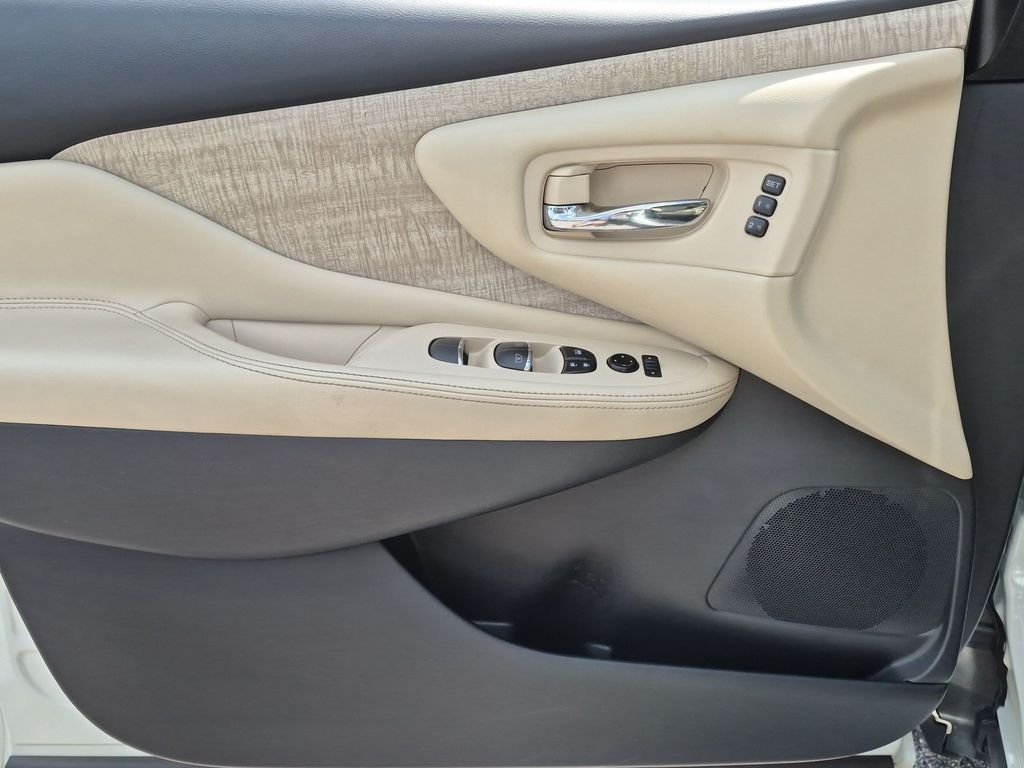Used 2022 White Nissan SL image 36