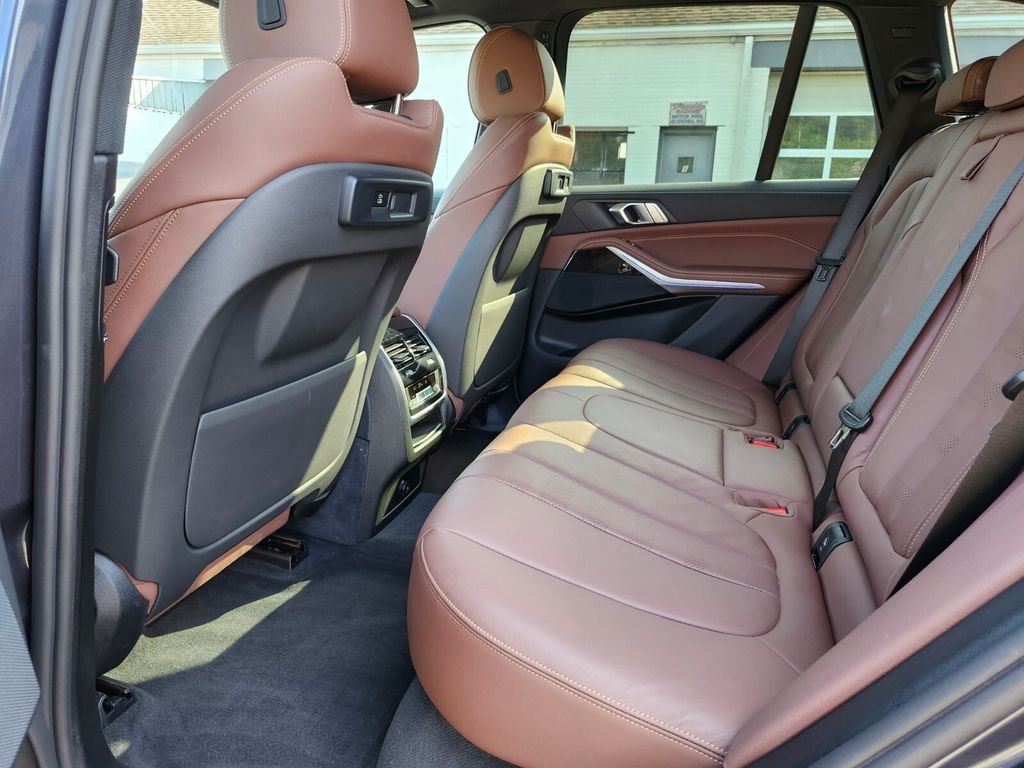 Used 2021 Gray BMW xDrive40i image 16