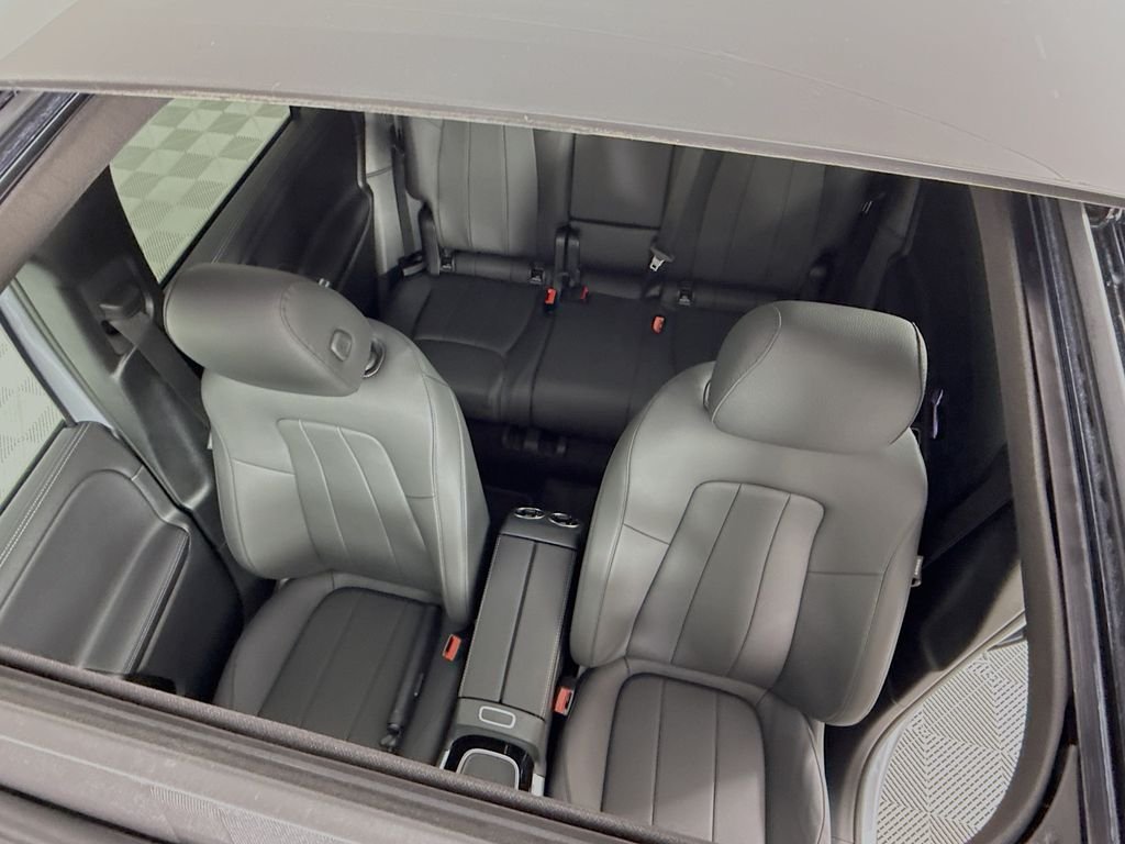 Used 2025 Silver Mercedes-Benz GLB 250 image 23