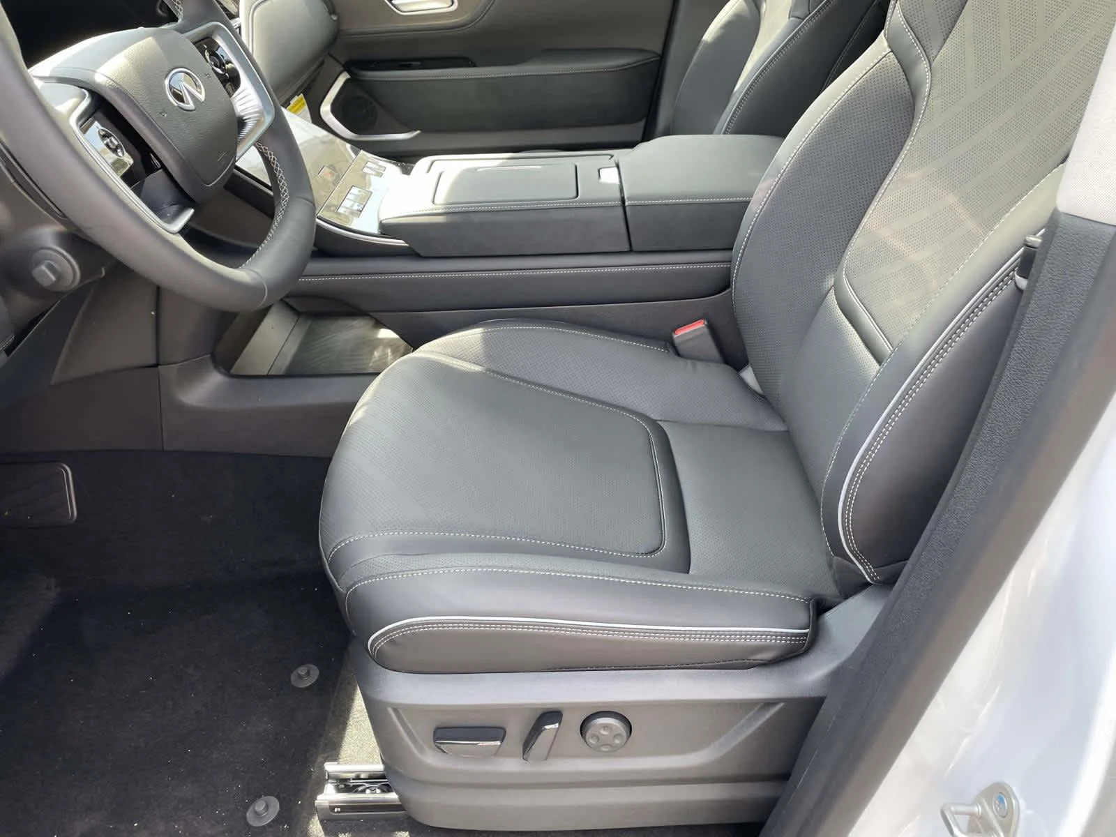 New 2026 Radiant White INFINITI LUXE image 15
