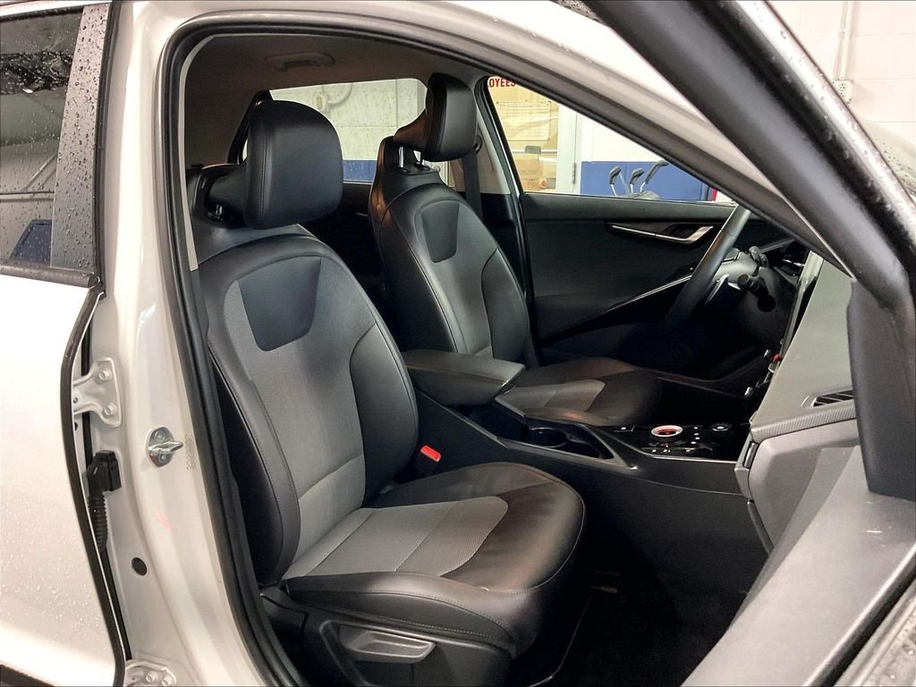 Used 2023 White Kia Wind image 11