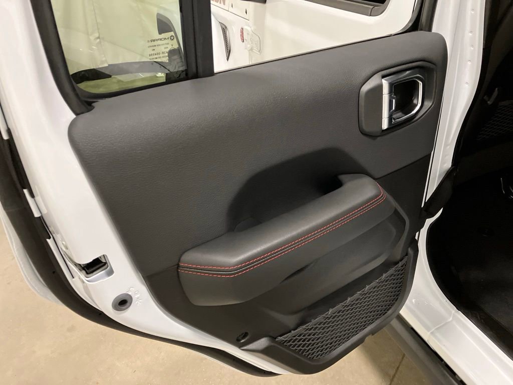 New 2026 Bright White Clear-Coat Exterior Paint Jeep Rubicon X image 14