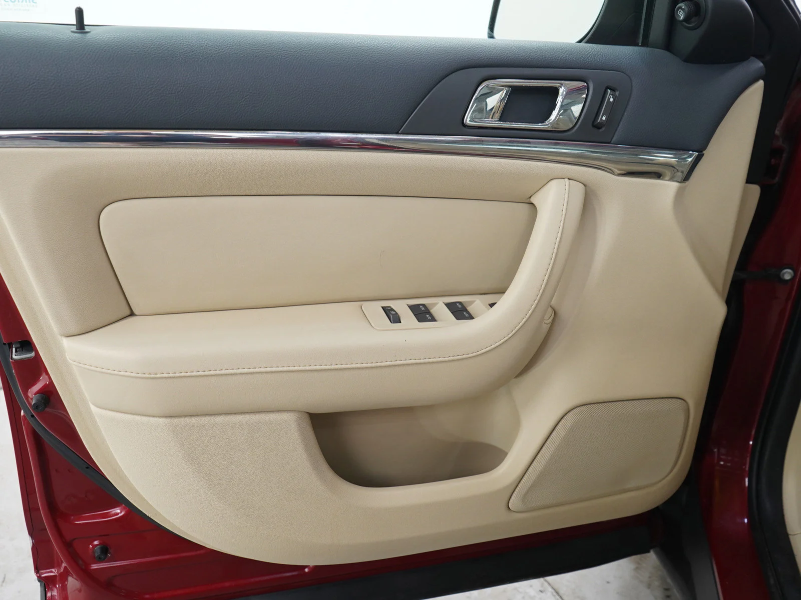 Used 2009 Sangria Red Clearcoat Metallic Lincoln  image 19