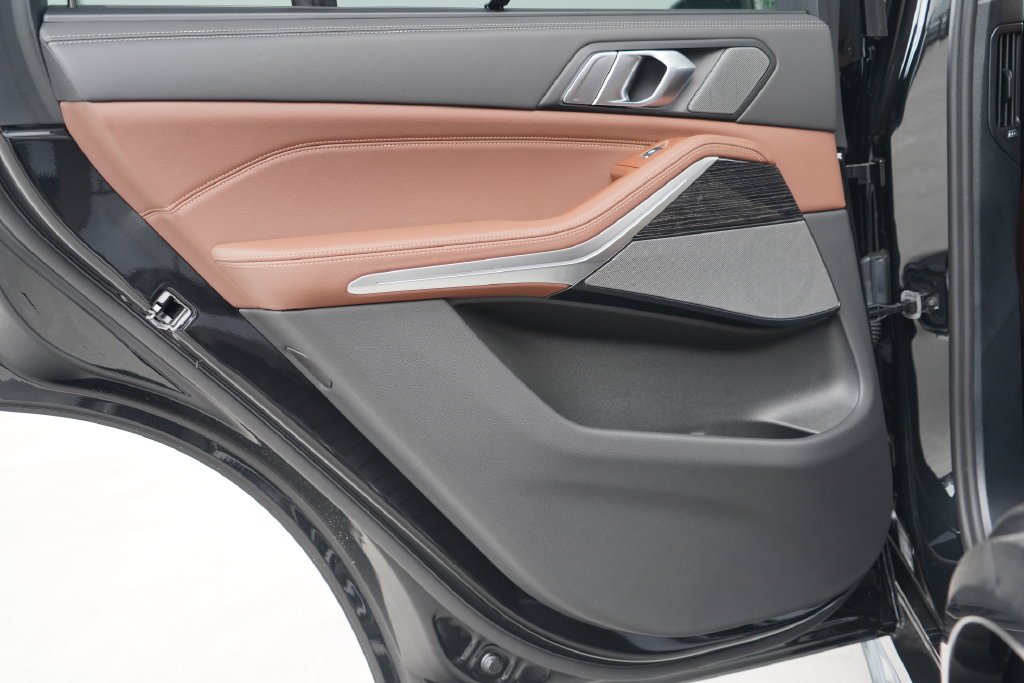 New 2026 Black Sapphire Metallic BMW xDrive50e image 28