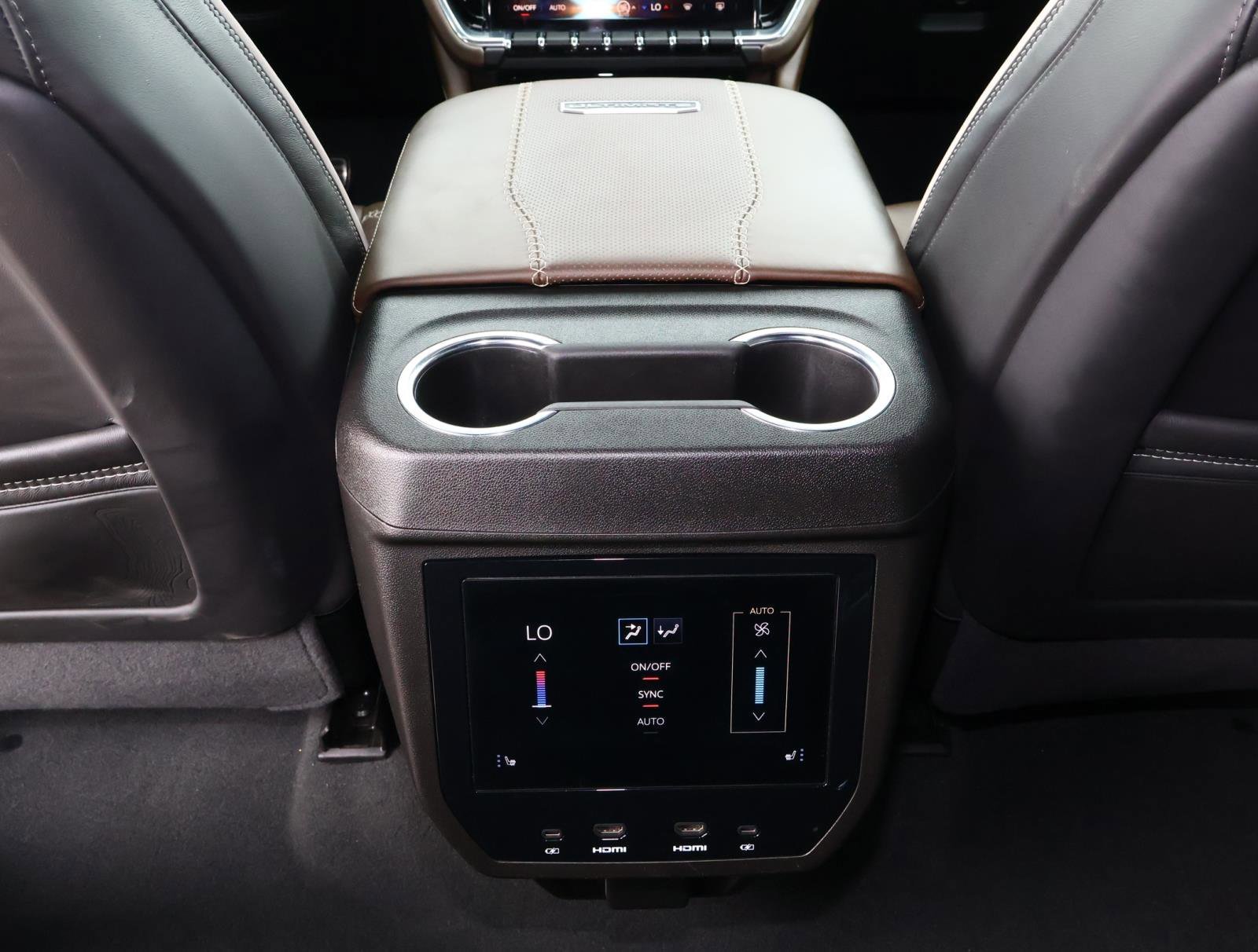 2025 GMC Yukon XL Denali Ultimate - Photo 14