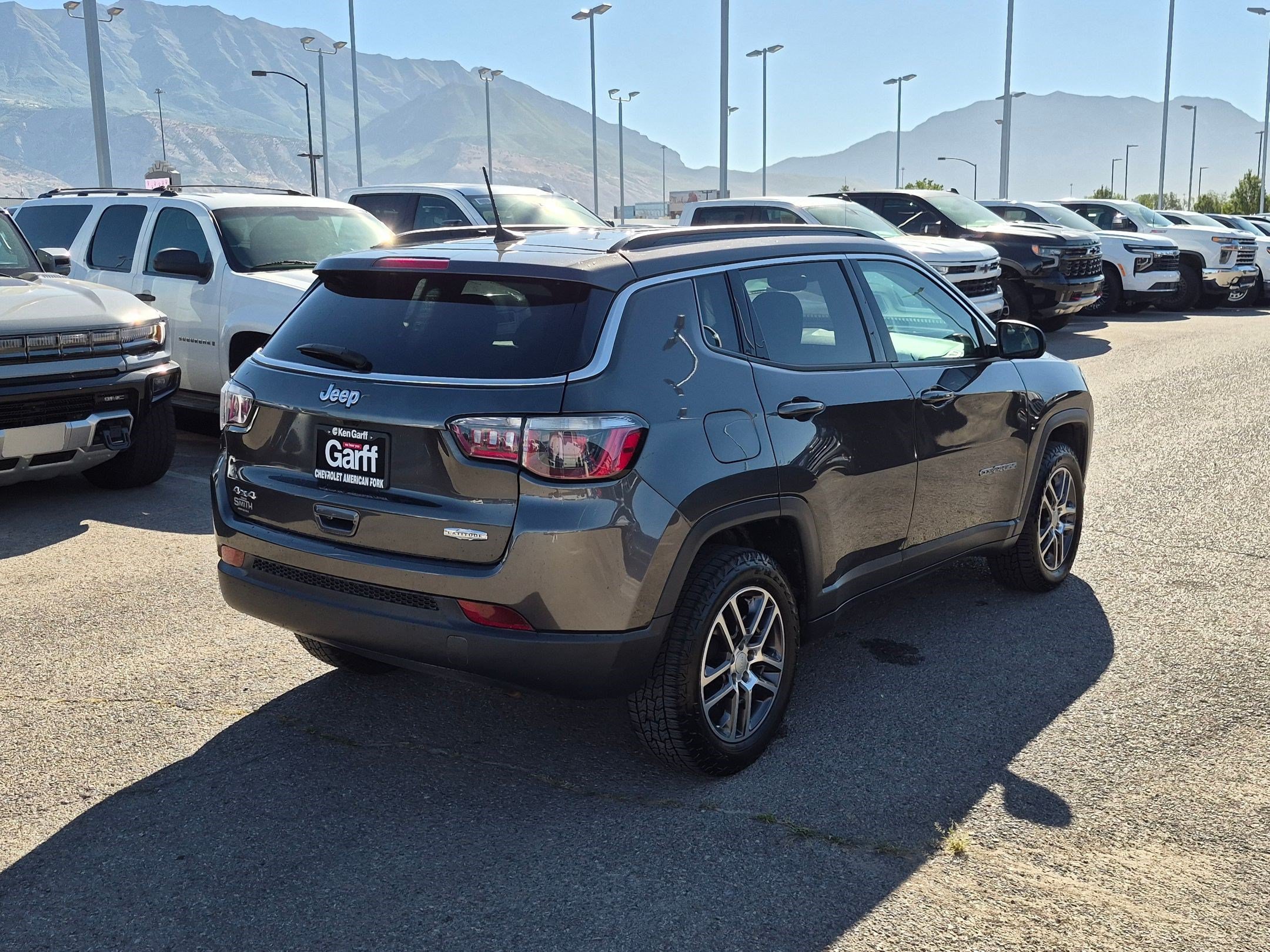 Used 2018 Granite Crystal Metallic Clearcoat Jeep Latitude image 3