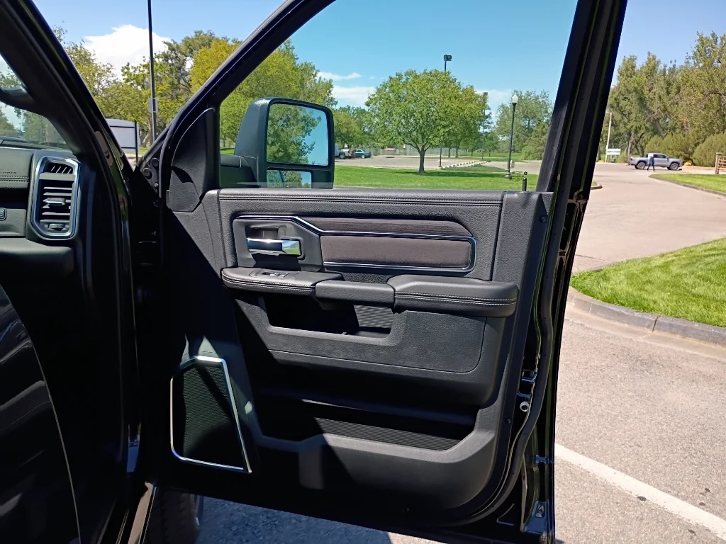 New 2026 Diamond Black Crystal Pearl-Coat Exterior Paint RAM Laramie image 9