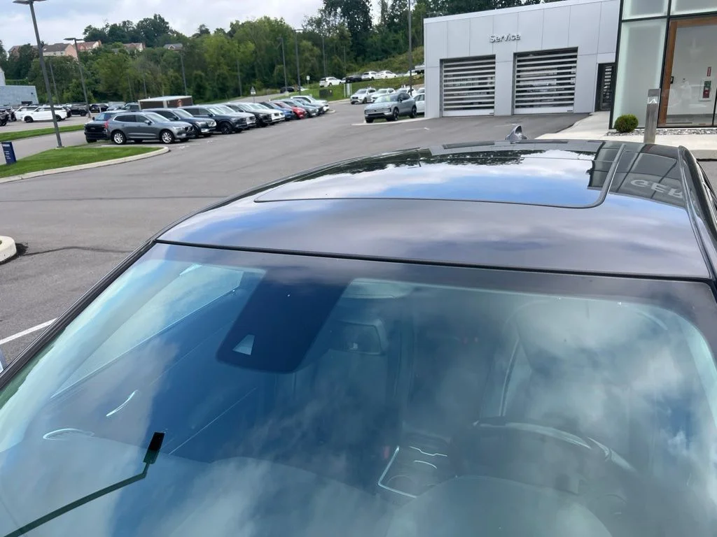 Used 2018 Crystal Metallic Chrysler Limited image 7