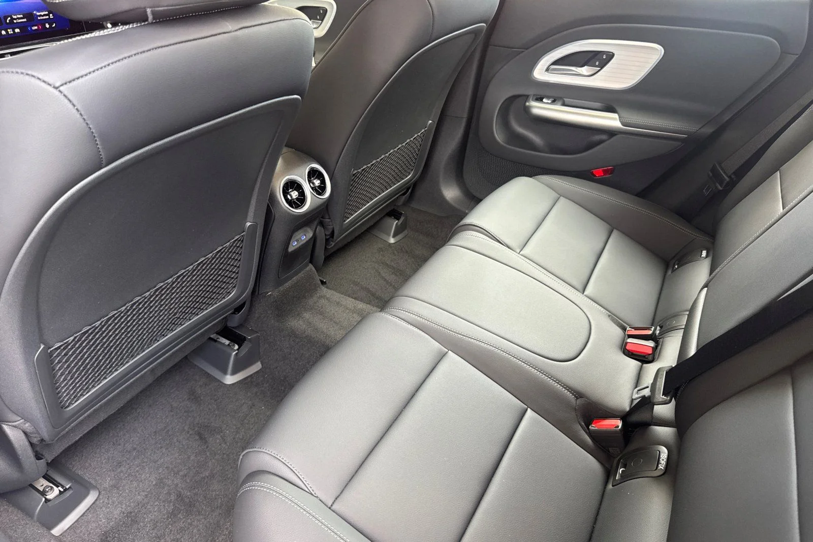New 2027 MANUFAKTUR Alpine Grey Mercedes-Benz CLA 220 image 9