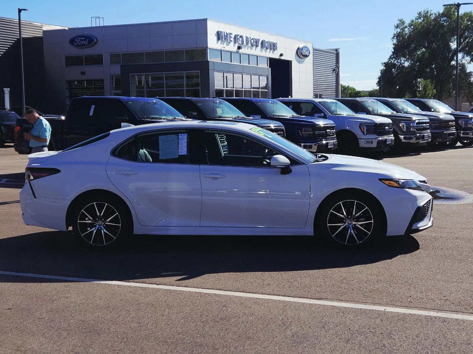 Used 2022 Super White Toyota SE image 4