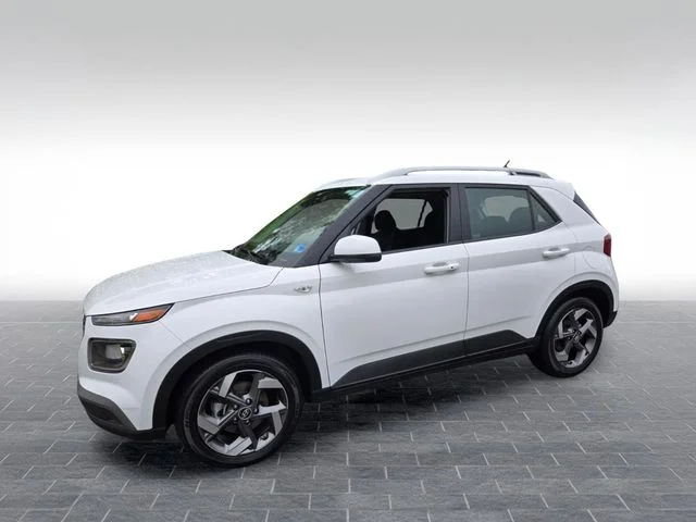 Used 2025 White Hyundai SEL image 3