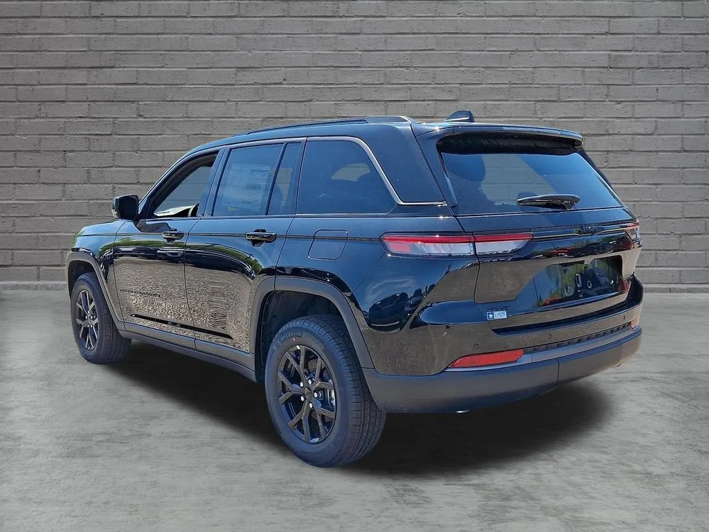 New 2026 Diamond Black Crystal Pearlcoat Jeep Laredo Altitude image 6