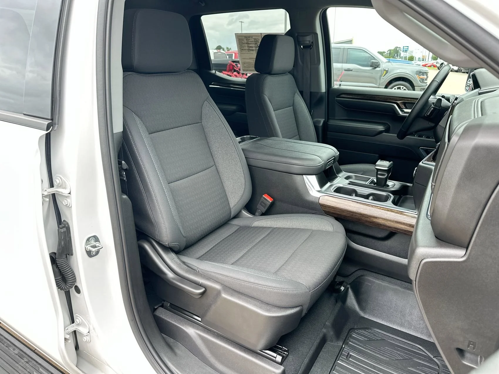 Used 2024 Summit White GMC Elevation image 23