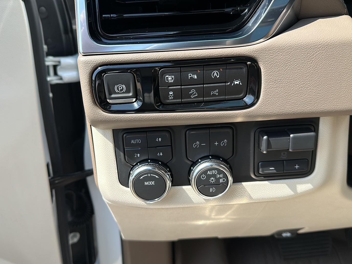 Used 2025 White Frost Tricoat GMC Denali image 9