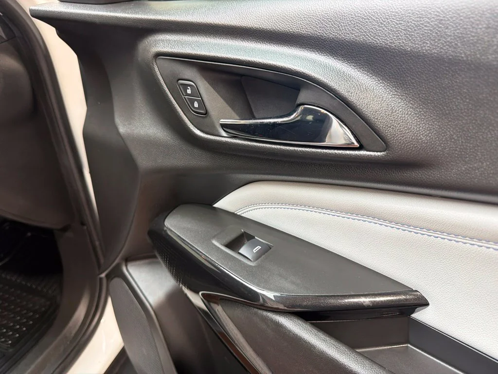 Used 2025 Summit White Chevrolet LT image 13