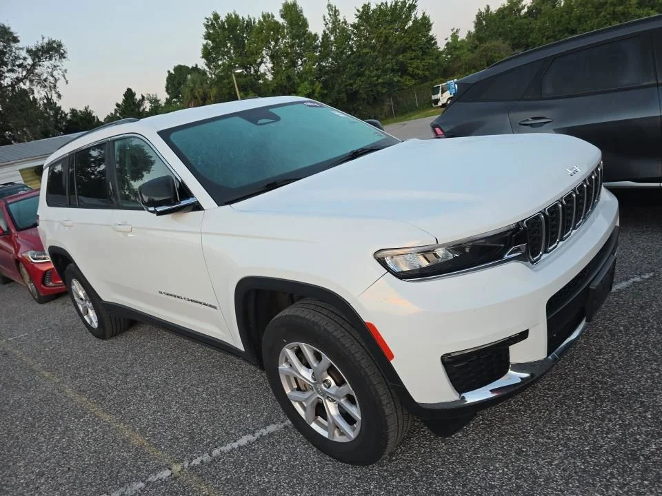 Used 2022 White Jeep Limited image 2
