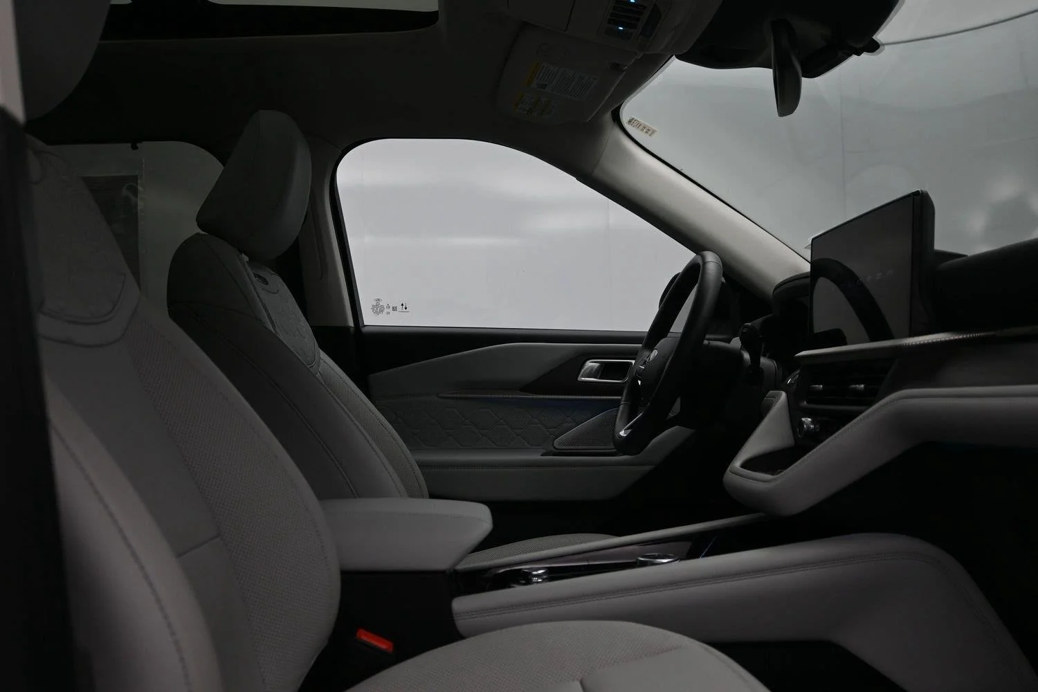 Used 2025 Star White Metallic Tri-Coat FORD Platinum image 9