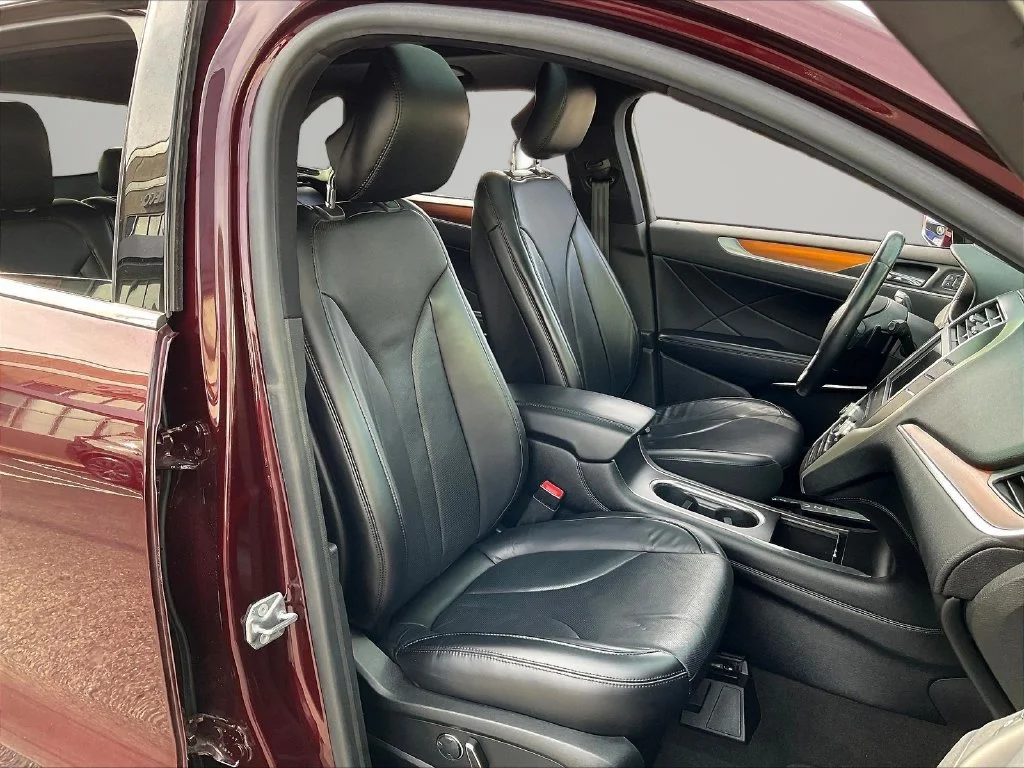 Used 2019 Burgundy Lincoln Reserve image 28