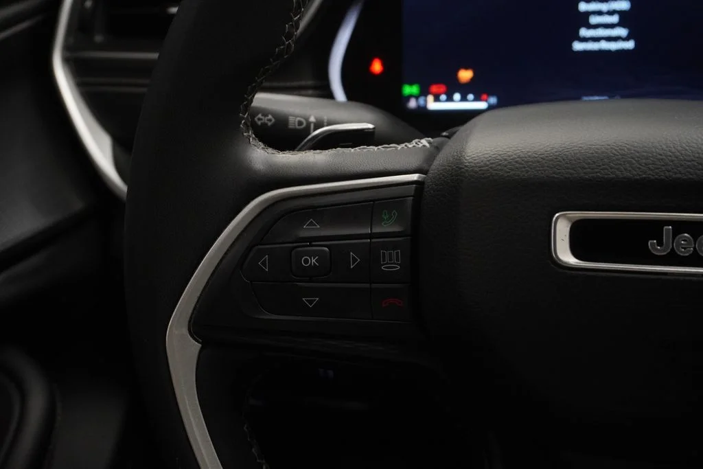 Used 2023 White/off-white Jeep Laredo image 39