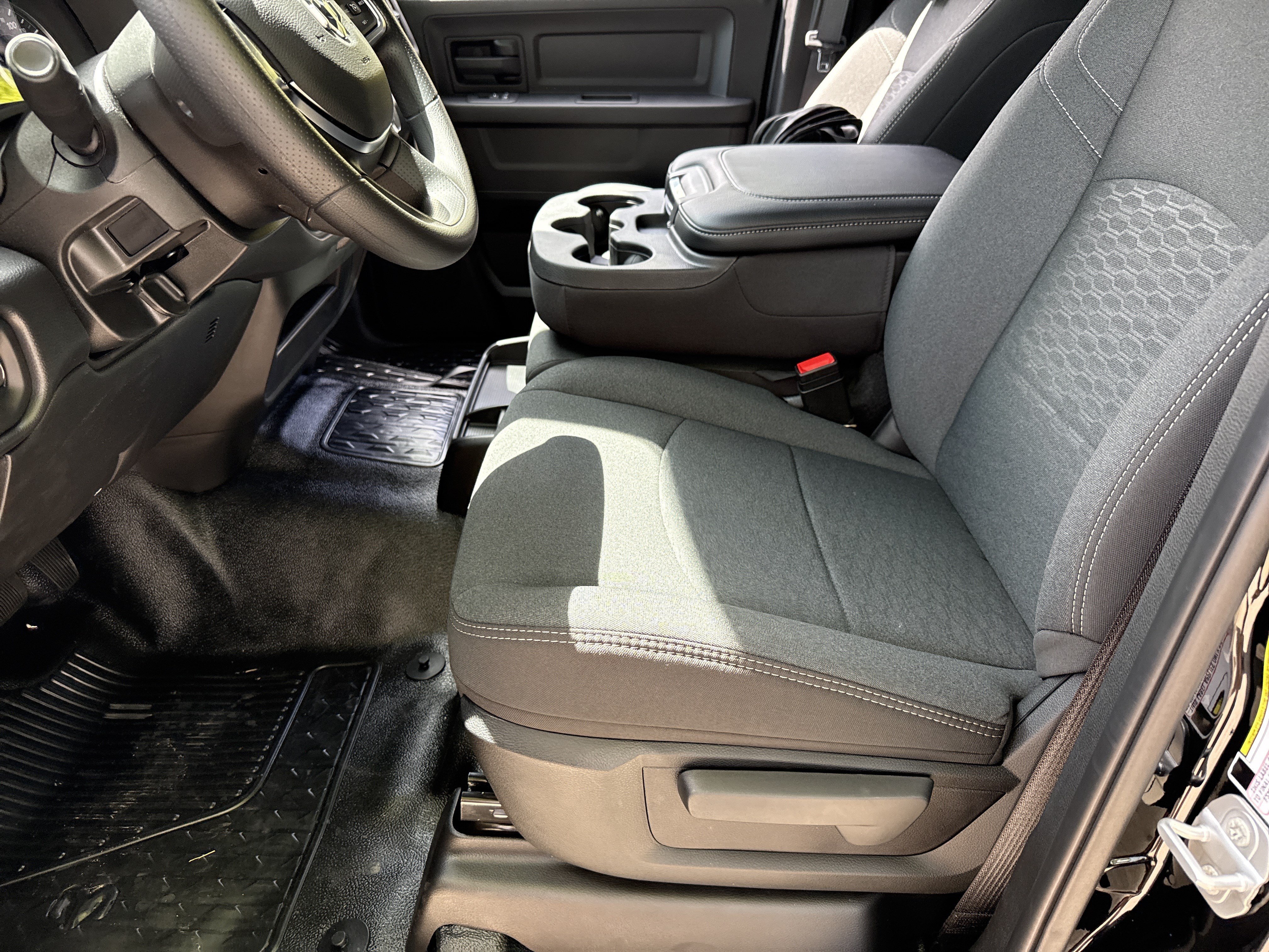 New 2026 Diamond Black Crystal Pearl-Coat Exterior Paint RAM Tradesman image 9