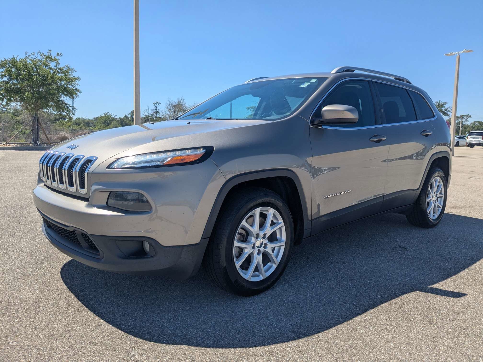 Used 2018 Light Brownstone Pearlcoat Jeep Latitude Plus image 9