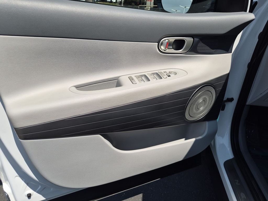 Used 2021 White Hyundai Blue image 12