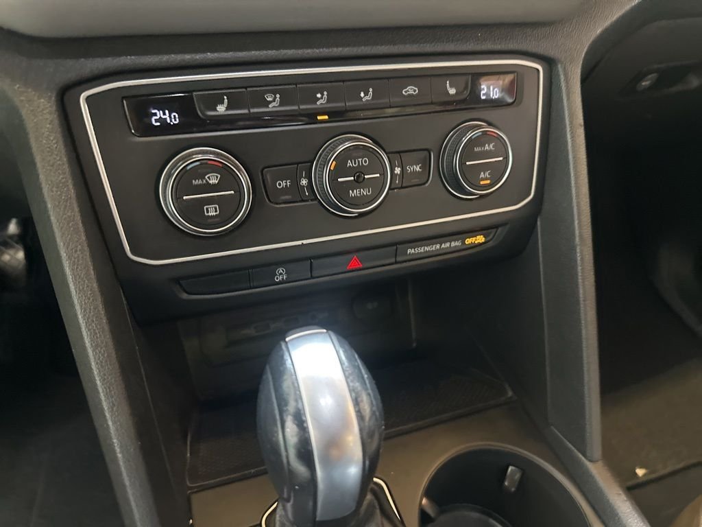 Used 2020 White Volkswagen 3.6L V6 SE w/Technology image 17