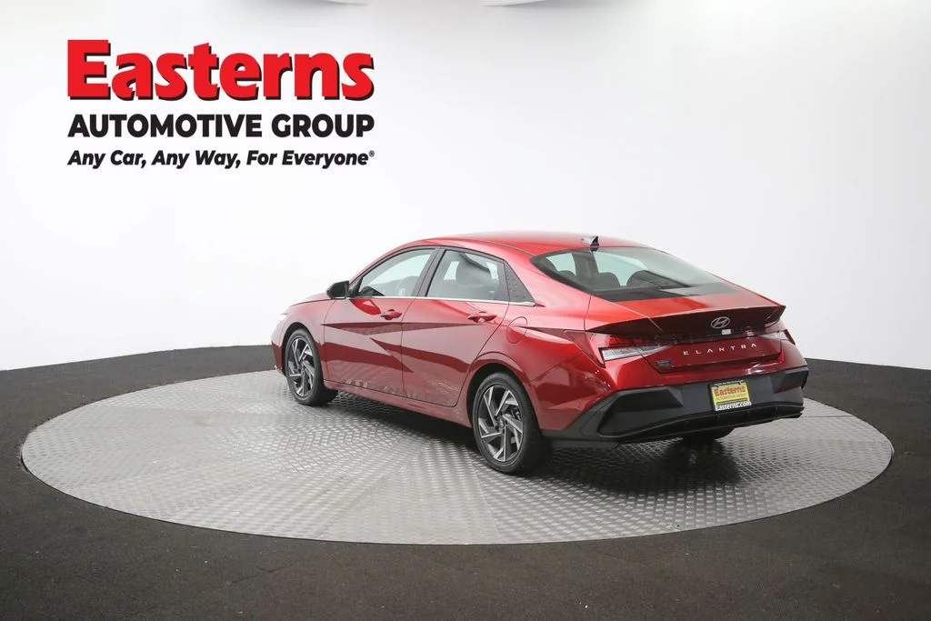 Used 2025 Red Hyundai SEL Convenience image 66