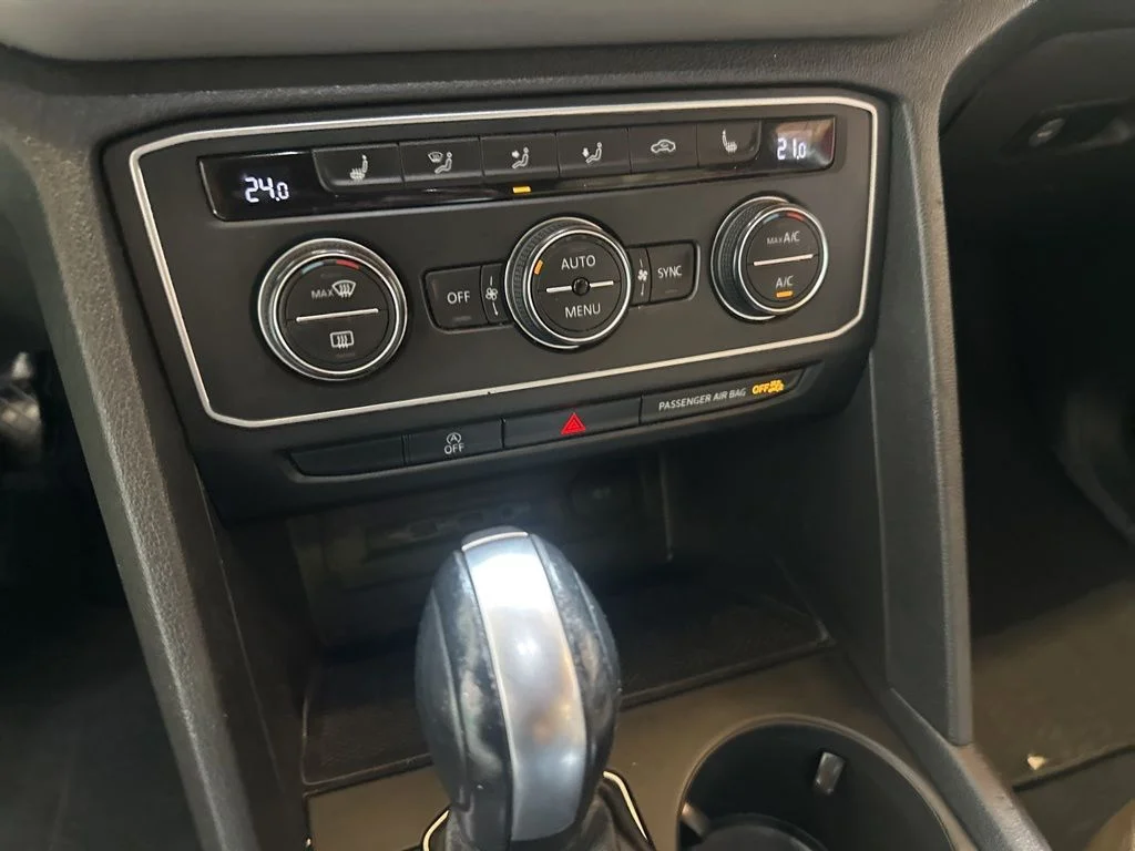 Used 2020 White Volkswagen 3.6L V6 SE w/Technology image 17