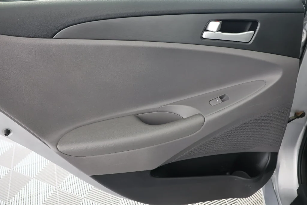 Used 2011 Radiant Silver Metallic Hyundai GLS image 17