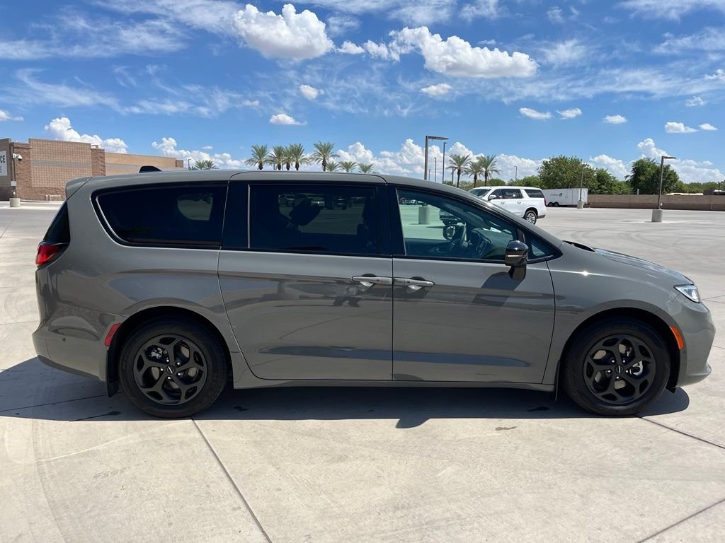 Used 2023 Gray Chrysler Limited image 10