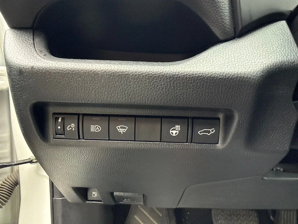 Used 2022 Blizzard Pearl Toyota SE image 18
