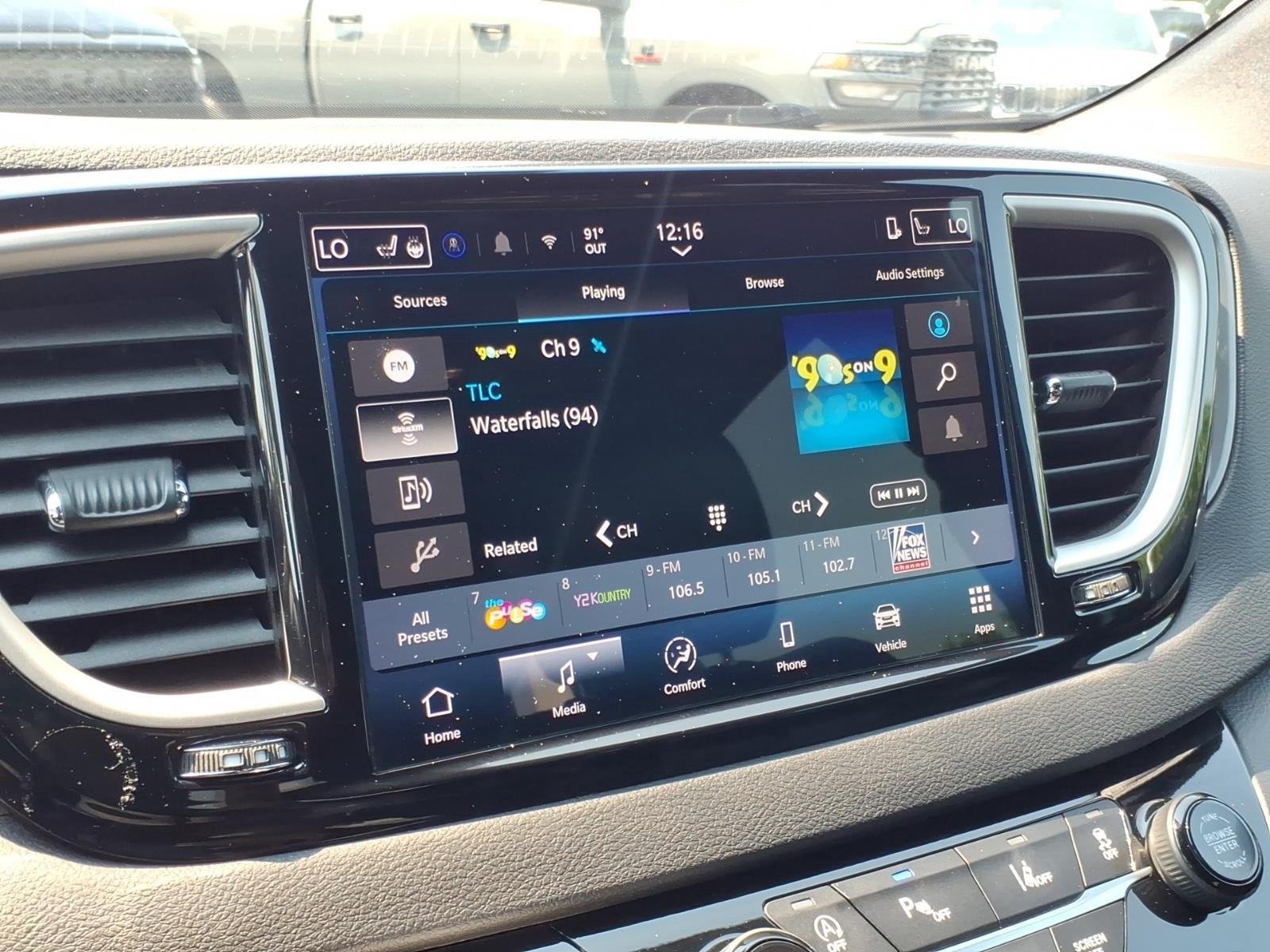 Used 2025 Fathom Blue Pearlcoat Chrysler Select image 21