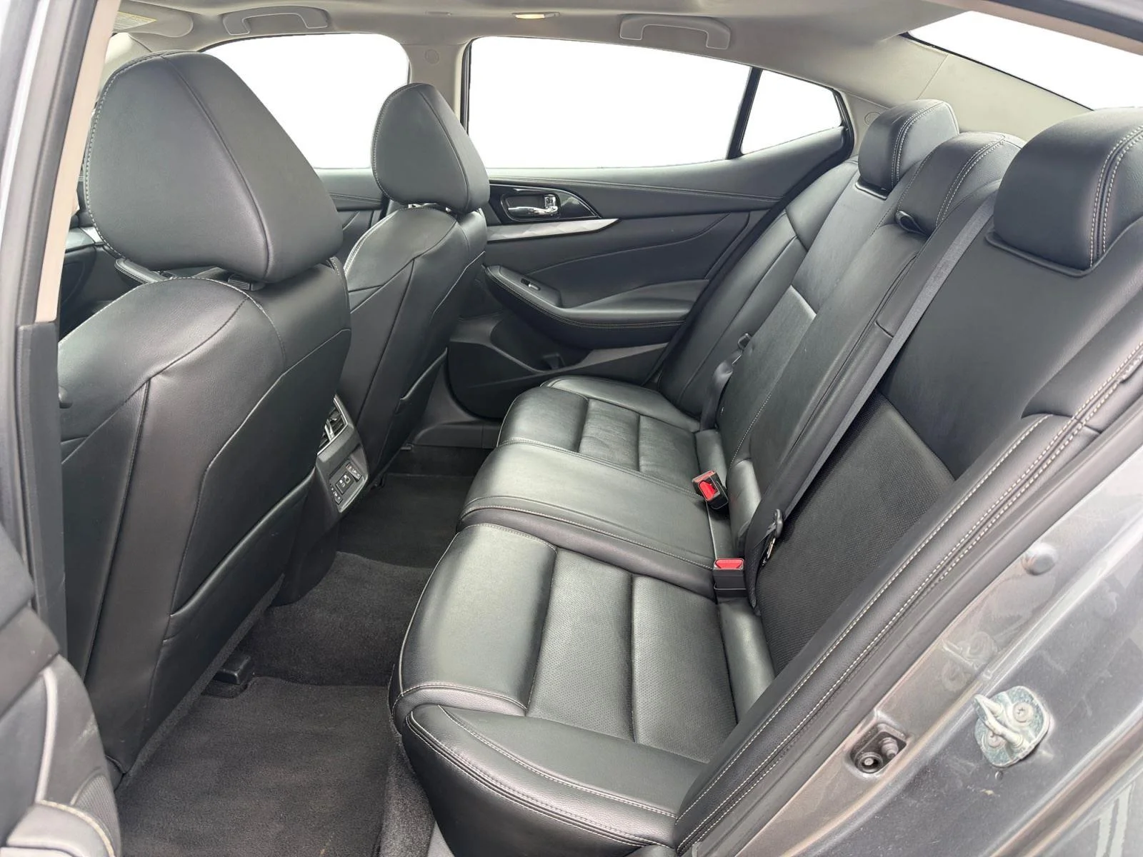 Used 2023 GRAY NISSAN SL SEDAN image 21