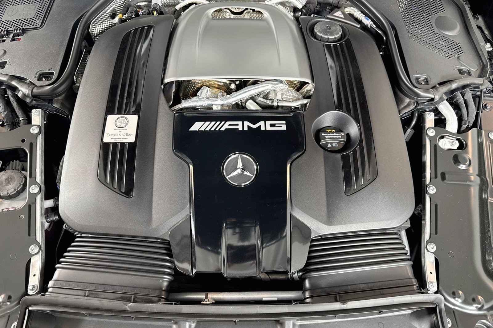 New 2026 MANUFAKTUR Night Black Magno Mercedes-Benz AMG® SL 63 S E Performance image 26