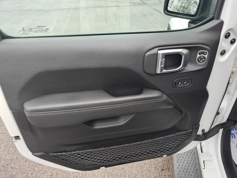 Used 2019 White Jeep Unlimited Sahara image 13